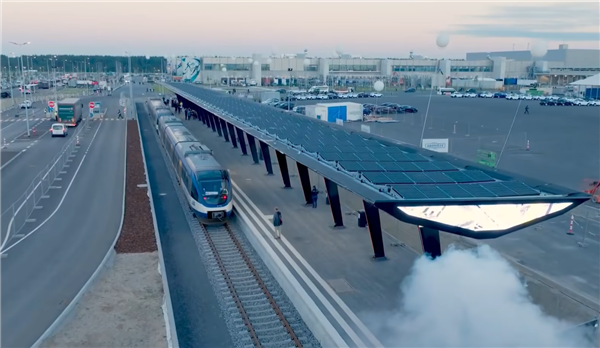 别人家的公司！特斯拉柏林超级工厂开通首条轻轨专列：可载400人